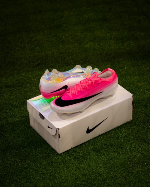 Auffällig. Leicht. Schnell. ⚽️⚡
Der Nike Mercurial ist gemacht für Tempo.

#offensivsport #nikefootball #mercurial #footballboots #fußballliebe