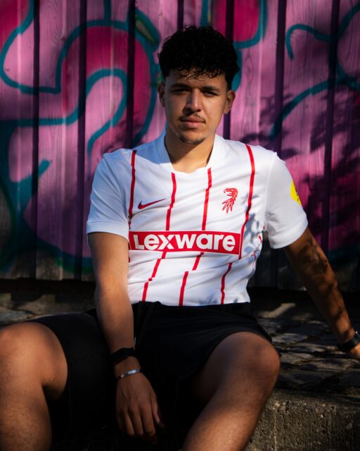 SC Freiburg im neuen Look. 🔴⚪

Wie gefällt euch das Trikot? 👀⚽

#offensivsport #scfreiburg #fußballtrikot #footballculture #fußballliebe