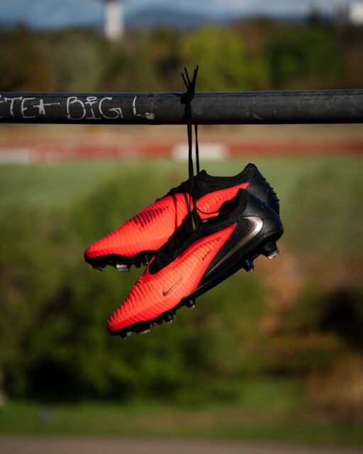Der Nike Phantom in Rot/Schwarz. 👟⚡

Clean im Look, gemacht für Kontrolle und Gefühl am Ball.

#offensivsport #nikefootball #phantom #footballboots #fußballliebe