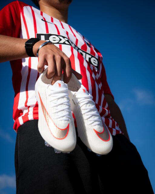 Clean in Weiß, gemacht für Tempo. ⚡👟

Der Nike Mercurial bringt genau den Speed-Look auf den Platz.

#offensivsport #nikefootball #mercurial #footballboots #fußballliebe